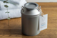 クリーニングのプロが開発した、オリジナルの粉末洗濯洗剤。「界面活性剤」の配合を0.5%以下に抑え、善玉バイオ(特殊酵素)で皮脂汚れ・油汚れを分解し落とします。微粒子で溶け残りの心配がなく、1回あたりおよそ20gと使用量少なくて済むため環境にも優しい洗剤です。黄ばみの原因でもある「界面活性剤」の衣類への残留がほとんど発生せず、すでに残留しているものも除去するため、洗うたびに衣類を白くします。また、善玉バイオが普段の洗濯で洗濯槽を綺麗にするため、部屋干し臭を防ぎます。本社がある北海道中標津町が酪農の町であることにちなみ、洗剤をミルク缶に入れました。特にギフトやお土産に人気です。空き缶を別用途で使用する方もいらっしゃいます。