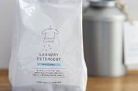 クリーニングのプロが開発した、オリジナルの粉末洗濯洗剤。「界面活性剤」の配合を0.5%以下に抑え、善玉バイオ(特殊酵素)で皮脂汚れ・油汚れを分解し落とします。微粒子で溶け残りの心配がなく、1回あたりおよそ20gと使用量少なくて済むため環境にも優しい洗剤です。黄ばみの原因でもある「界面活性剤」の衣類への残留がほとんど発生せず、すでに残留しているものも除去するため、洗うたびに衣類を白くします。また、善玉バイオが普段の洗濯で洗濯槽を綺麗にするため、部屋干し臭を防ぎます。詰替えは直営店では一番売れているシリーズです。詰替えパックを購入してお好きな入れ物に入れて使うのもおすすめです。