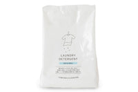 クリーニングのプロが開発した、オリジナルの粉末洗濯洗剤。「界面活性剤」の配合を0.5%以下に抑え、善玉バイオ(特殊酵素)で皮脂汚れ・油汚れを分解し落とします。微粒子で溶け残りの心配がなく、1回あたりおよそ20gと使用量少なくて済むため環境にも優しい洗剤です。黄ばみの原因でもある「界面活性剤」の衣類への残留がほとんど発生せず、すでに残留しているものも除去するため、洗うたびに衣類を白くします。また、善玉バイオが普段の洗濯で洗濯槽を綺麗にするため、部屋干し臭を防ぎます。詰替えは直営店では一番売れているシリーズです。詰替えパックを購入してお好きな入れ物に入れて使うのもおすすめです。