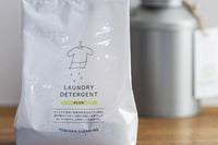 クリーニングのプロが開発した、オリジナルの粉末洗濯洗剤。「界面活性剤」の配合を0.5%以下に抑え、善玉バイオ(特殊酵素)で皮脂汚れ・油汚れを分解し落とします。微粒子で溶け残りの心配がなく、1回あたりおよそ20gと使用量少なくて済むため環境にも優しい洗剤です。黄ばみの原因でもある「界面活性剤」の衣類への残留がほとんど発生せず、すでに残留しているものも除去するため、洗うたびに衣類を白くします。また、善玉バイオが普段の洗濯で洗濯槽を綺麗にするため、部屋干し臭を防ぎます。詰替えは直営店では一番売れているシリーズです。詰替えパックを購入してお好きな入れ物に入れて使うのもおすすめです。