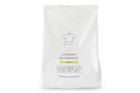 クリーニングのプロが開発した、オリジナルの粉末洗濯洗剤。「界面活性剤」の配合を0.5%以下に抑え、善玉バイオ(特殊酵素)で皮脂汚れ・油汚れを分解し落とします。微粒子で溶け残りの心配がなく、1回あたりおよそ20gと使用量少なくて済むため環境にも優しい洗剤です。黄ばみの原因でもある「界面活性剤」の衣類への残留がほとんど発生せず、すでに残留しているものも除去するため、洗うたびに衣類を白くします。また、善玉バイオが普段の洗濯で洗濯槽を綺麗にするため、部屋干し臭を防ぎます。詰替えは直営店では一番売れているシリーズです。詰替えパックを購入してお好きな入れ物に入れて使うのもおすすめです。