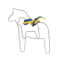 スウェーデンの伝統工芸「ダーラナホース」をかたどった、クッキーカッターです。1922年創業の老舗工房によるオリジナルデザインで、北欧の幸福モチーフをお菓子作りに取り入れたい方にぴったりのアイテムです。馬の形は「幸運」や「家庭の守り神」とされ、クッキーだけでなく、サンドイッチやパンケーキ、粘土やキャンドル作りなどクラフト用途にもおすすめ。丈夫で扱いやすいステンレス製で、繊細なフォルムもしっかり再現できます。焼き上がったクッキーにアイシングで模様を描けば、まるで本物のダーラホースのようなかわいらしい仕上がりに。ご自宅用はもちろん、北欧好きの方へのギフトにも喜ばれます。