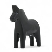 Grannas A. Olsson Hemslojd(グランナス オルソン ヘムスロイド)は、1922年にスウェーデン・ダーラナ地方ヌスナスで創業した世界最古のダラホース工房です。創業者のアンダース オルソン氏は、当初家族経営のパン屋から木工品製造へと転換し、弟らと協力してダラホースの生産を始めました。ひとつずつ選別されたスロースギ材(シルヤン湖周辺の赤松)を使い、木型の挽きから手彫り、下地塗装、さらに熟練のリップル(波模様)ペインターによるフリーハンド装飾を施します。その後、丁寧にニス仕上げされ、赤や白、青など伝統色に彩られた馬たちは、まさに「スウェーデンの象徴」として世界中の家庭や店舗に愛されています。伝統工房としての格式を受け継ぎつつも、パステルやモノトーン、限定柄などを加えることで、現代のインテリアにもマッチするデザイン性も追求しています。