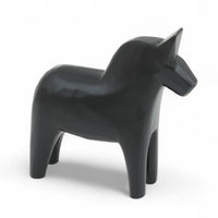 Grannas A. Olsson Hemslojd(グランナス オルソン ヘムスロイド)は、1922年にスウェーデン・ダーラナ地方ヌスナスで創業した世界最古のダラホース工房です。創業者のアンダース オルソン氏は、当初家族経営のパン屋から木工品製造へと転換し、弟らと協力してダラホースの生産を始めました。ひとつずつ選別されたスロースギ材(シルヤン湖周辺の赤松)を使い、木型の挽きから手彫り、下地塗装、さらに熟練のリップル(波模様)ペインターによるフリーハンド装飾を施します。その後、丁寧にニス仕上げされ、赤や白、青など伝統色に彩られた馬たちは、まさに「スウェーデンの象徴」として世界中の家庭や店舗に愛されています。伝統工房としての格式を受け継ぎつつも、パステルやモノトーン、限定柄などを加えることで、現代のインテリアにもマッチするデザイン性も追求しています。