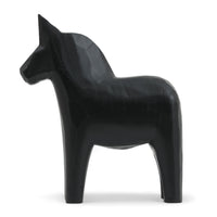 Grannas A. Olsson Hemslojd(グランナス オルソン ヘムスロイド)は、1922年にスウェーデン・ダーラナ地方ヌスナスで創業した世界最古のダラホース工房です。創業者のアンダース オルソン氏は、当初家族経営のパン屋から木工品製造へと転換し、弟らと協力してダラホースの生産を始めました。ひとつずつ選別されたスロースギ材(シルヤン湖周辺の赤松)を使い、木型の挽きから手彫り、下地塗装、さらに熟練のリップル(波模様)ペインターによるフリーハンド装飾を施します。その後、丁寧にニス仕上げされ、赤や白、青など伝統色に彩られた馬たちは、まさに「スウェーデンの象徴」として世界中の家庭や店舗に愛されています。伝統工房としての格式を受け継ぎつつも、パステルやモノトーン、限定柄などを加えることで、現代のインテリアにもマッチするデザイン性も追求しています。