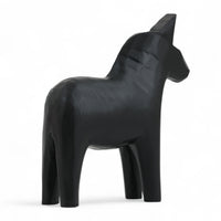 Grannas A. Olsson Hemslojd(グランナス オルソン ヘムスロイド)は、1922年にスウェーデン・ダーラナ地方ヌスナスで創業した世界最古のダラホース工房です。創業者のアンダース オルソン氏は、当初家族経営のパン屋から木工品製造へと転換し、弟らと協力してダラホースの生産を始めました。ひとつずつ選別されたスロースギ材(シルヤン湖周辺の赤松)を使い、木型の挽きから手彫り、下地塗装、さらに熟練のリップル(波模様)ペインターによるフリーハンド装飾を施します。その後、丁寧にニス仕上げされ、赤や白、青など伝統色に彩られた馬たちは、まさに「スウェーデンの象徴」として世界中の家庭や店舗に愛されています。伝統工房としての格式を受け継ぎつつも、パステルやモノトーン、限定柄などを加えることで、現代のインテリアにもマッチするデザイン性も追求しています。