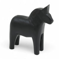 Grannas A. Olsson Hemslojd(グランナス オルソン ヘムスロイド)は、1922年にスウェーデン・ダーラナ地方ヌスナスで創業した世界最古のダラホース工房です。創業者のアンダース オルソン氏は、当初家族経営のパン屋から木工品製造へと転換し、弟らと協力してダラホースの生産を始めました。ひとつずつ選別されたスロースギ材(シルヤン湖周辺の赤松)を使い、木型の挽きから手彫り、下地塗装、さらに熟練のリップル(波模様)ペインターによるフリーハンド装飾を施します。その後、丁寧にニス仕上げされ、赤や白、青など伝統色に彩られた馬たちは、まさに「スウェーデンの象徴」として世界中の家庭や店舗に愛されています。伝統工房としての格式を受け継ぎつつも、パステルやモノトーン、限定柄などを加えることで、現代のインテリアにもマッチするデザイン性も追求しています。