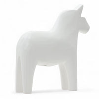 Grannas A. Olsson Hemslojd(グランナス オルソン ヘムスロイド)は、1922年にスウェーデン・ダーラナ地方ヌスナスで創業した世界最古のダラホース工房です。創業者のアンダース オルソン氏は、当初家族経営のパン屋から木工品製造へと転換し、弟らと協力してダラホースの生産を始めました。ひとつずつ選別されたスロースギ材(シルヤン湖周辺の赤松)を使い、木型の挽きから手彫り、下地塗装、さらに熟練のリップル(波模様)ペインターによるフリーハンド装飾を施します。その後、丁寧にニス仕上げされ、赤や白、青など伝統色に彩られた馬たちは、まさに「スウェーデンの象徴」として世界中の家庭や店舗に愛されています。伝統工房としての格式を受け継ぎつつも、パステルやモノトーン、限定柄などを加えることで、現代のインテリアにもマッチするデザイン性も追求しています。