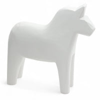 Grannas A. Olsson Hemslojd(グランナス オルソン ヘムスロイド)は、1922年にスウェーデン・ダーラナ地方ヌスナスで創業した世界最古のダラホース工房です。創業者のアンダース オルソン氏は、当初家族経営のパン屋から木工品製造へと転換し、弟らと協力してダラホースの生産を始めました。ひとつずつ選別されたスロースギ材(シルヤン湖周辺の赤松)を使い、木型の挽きから手彫り、下地塗装、さらに熟練のリップル(波模様)ペインターによるフリーハンド装飾を施します。その後、丁寧にニス仕上げされ、赤や白、青など伝統色に彩られた馬たちは、まさに「スウェーデンの象徴」として世界中の家庭や店舗に愛されています。伝統工房としての格式を受け継ぎつつも、パステルやモノトーン、限定柄などを加えることで、現代のインテリアにもマッチするデザイン性も追求しています。