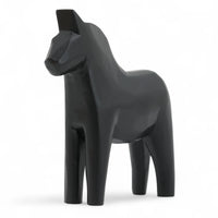 Grannas A. Olsson Hemslojd(グランナス オルソン ヘムスロイド)は、1922年にスウェーデン・ダーラナ地方ヌスナスで創業した世界最古のダラホース工房です。創業者のアンダース オルソン氏は、当初家族経営のパン屋から木工品製造へと転換し、弟らと協力してダラホースの生産を始めました。ひとつずつ選別されたスロースギ材(シルヤン湖周辺の赤松)を使い、木型の挽きから手彫り、下地塗装、さらに熟練のリップル(波模様)ペインターによるフリーハンド装飾を施します。その後、丁寧にニス仕上げされ、赤や白、青など伝統色に彩られた馬たちは、まさに「スウェーデンの象徴」として世界中の家庭や店舗に愛されています。伝統工房としての格式を受け継ぎつつも、パステルやモノトーン、限定柄などを加えることで、現代のインテリアにもマッチするデザイン性も追求しています。