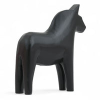 Grannas A. Olsson Hemslojd(グランナス オルソン ヘムスロイド)は、1922年にスウェーデン・ダーラナ地方ヌスナスで創業した世界最古のダラホース工房です。創業者のアンダース オルソン氏は、当初家族経営のパン屋から木工品製造へと転換し、弟らと協力してダラホースの生産を始めました。ひとつずつ選別されたスロースギ材(シルヤン湖周辺の赤松)を使い、木型の挽きから手彫り、下地塗装、さらに熟練のリップル(波模様)ペインターによるフリーハンド装飾を施します。その後、丁寧にニス仕上げされ、赤や白、青など伝統色に彩られた馬たちは、まさに「スウェーデンの象徴」として世界中の家庭や店舗に愛されています。伝統工房としての格式を受け継ぎつつも、パステルやモノトーン、限定柄などを加えることで、現代のインテリアにもマッチするデザイン性も追求しています。