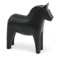 Grannas A. Olsson Hemslojd(グランナス オルソン ヘムスロイド)は、1922年にスウェーデン・ダーラナ地方ヌスナスで創業した世界最古のダラホース工房です。創業者のアンダース オルソン氏は、当初家族経営のパン屋から木工品製造へと転換し、弟らと協力してダラホースの生産を始めました。ひとつずつ選別されたスロースギ材(シルヤン湖周辺の赤松)を使い、木型の挽きから手彫り、下地塗装、さらに熟練のリップル(波模様)ペインターによるフリーハンド装飾を施します。その後、丁寧にニス仕上げされ、赤や白、青など伝統色に彩られた馬たちは、まさに「スウェーデンの象徴」として世界中の家庭や店舗に愛されています。伝統工房としての格式を受け継ぎつつも、パステルやモノトーン、限定柄などを加えることで、現代のインテリアにもマッチするデザイン性も追求しています。