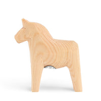 Grannas A. Olsson Hemslojd(グランナス オルソン ヘムスロイド)は、1922年にスウェーデン・ダーラナ地方ヌスナスで創業した世界最古のダラホース工房です。創業者のアンダース オルソン氏は、当初家族経営のパン屋から木工品製造へと転換し、弟らと協力してダラホースの生産を始めました。ひとつずつ選別されたスロースギ材(シルヤン湖周辺の赤松)を使い、木型の挽きから手彫り、下地塗装、さらに熟練のリップル(波模様)ペインターによるフリーハンド装飾を施します。その後、丁寧にニス仕上げされ、赤や白、青など伝統色に彩られた馬たちは、まさに「スウェーデンの象徴」として世界中の家庭や店舗に愛されています。伝統工房としての格式を受け継ぎつつも、パステルやモノトーン、限定柄などを加えることで、現代のインテリアにもマッチするデザイン性も追求しています。