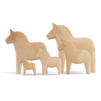 Grannas A. Olsson Hemslojd(グランナス オルソン ヘムスロイド)は、1922年にスウェーデン・ダーラナ地方ヌスナスで創業した世界最古のダラホース工房です。創業者のアンダース オルソン氏は、当初家族経営のパン屋から木工品製造へと転換し、弟らと協力してダラホースの生産を始めました。ひとつずつ選別されたスロースギ材(シルヤン湖周辺の赤松)を使い、木型の挽きから手彫り、下地塗装、さらに熟練のリップル(波模様)ペインターによるフリーハンド装飾を施します。その後、丁寧にニス仕上げされ、赤や白、青など伝統色に彩られた馬たちは、まさに「スウェーデンの象徴」として世界中の家庭や店舗に愛されています。伝統工房としての格式を受け継ぎつつも、パステルやモノトーン、限定柄などを加えることで、現代のインテリアにもマッチするデザイン性も追求しています。