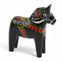 Grannas A. Olsson Hemslojd(グランナス オルソン ヘムスロイド)は、1922年にスウェーデン・ダーラナ地方ヌスナスで創業した世界最古のダラホース工房です。創業者のアンダース オルソン氏は、当初家族経営のパン屋から木工品製造へと転換し、弟らと協力してダラホースの生産を始めました。ひとつずつ選別されたスロースギ材(シルヤン湖周辺の赤松)を使い、木型の挽きから手彫り、下地塗装、さらに熟練のリップル(波模様)ペインターによるフリーハンド装飾を施します。その後、丁寧にニス仕上げされ、赤や白、青など伝統色に彩られた馬たちは、まさに「スウェーデンの象徴」として世界中の家庭や店舗に愛されています。伝統工房としての格式を受け継ぎつつも、パステルやモノトーン、限定柄などを加えることで、現代のインテリアにもマッチするデザイン性も追求しています。