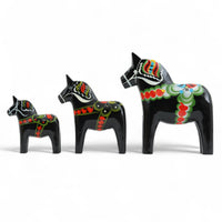 Grannas A. Olsson Hemslojd(グランナス オルソン ヘムスロイド)は、1922年にスウェーデン・ダーラナ地方ヌスナスで創業した世界最古のダラホース工房です。創業者のアンダース オルソン氏は、当初家族経営のパン屋から木工品製造へと転換し、弟らと協力してダラホースの生産を始めました。ひとつずつ選別されたスロースギ材(シルヤン湖周辺の赤松)を使い、木型の挽きから手彫り、下地塗装、さらに熟練のリップル(波模様)ペインターによるフリーハンド装飾を施します。その後、丁寧にニス仕上げされ、赤や白、青など伝統色に彩られた馬たちは、まさに「スウェーデンの象徴」として世界中の家庭や店舗に愛されています。伝統工房としての格式を受け継ぎつつも、パステルやモノトーン、限定柄などを加えることで、現代のインテリアにもマッチするデザイン性も追求しています。