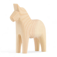 Grannas A. Olsson Hemslojd(グランナス オルソン ヘムスロイド)は、1922年にスウェーデン・ダーラナ地方ヌスナスで創業した世界最古のダラホース工房です。創業者のアンダース オルソン氏は、当初家族経営のパン屋から木工品製造へと転換し、弟らと協力してダラホースの生産を始めました。ひとつずつ選別されたスロースギ材(シルヤン湖周辺の赤松)を使い、木型の挽きから手彫り、下地塗装、さらに熟練のリップル(波模様)ペインターによるフリーハンド装飾を施します。その後、丁寧にニス仕上げされ、赤や白、青など伝統色に彩られた馬たちは、まさに「スウェーデンの象徴」として世界中の家庭や店舗に愛されています。伝統工房としての格式を受け継ぎつつも、パステルやモノトーン、限定柄などを加えることで、現代のインテリアにもマッチするデザイン性も追求しています。