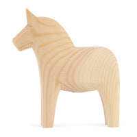 Grannas A. Olsson Hemslojd(グランナス オルソン ヘムスロイド)は、1922年にスウェーデン・ダーラナ地方ヌスナスで創業した世界最古のダラホース工房です。創業者のアンダース オルソン氏は、当初家族経営のパン屋から木工品製造へと転換し、弟らと協力してダラホースの生産を始めました。ひとつずつ選別されたスロースギ材(シルヤン湖周辺の赤松)を使い、木型の挽きから手彫り、下地塗装、さらに熟練のリップル(波模様)ペインターによるフリーハンド装飾を施します。その後、丁寧にニス仕上げされ、赤や白、青など伝統色に彩られた馬たちは、まさに「スウェーデンの象徴」として世界中の家庭や店舗に愛されています。伝統工房としての格式を受け継ぎつつも、パステルやモノトーン、限定柄などを加えることで、現代のインテリアにもマッチするデザイン性も追求しています。