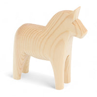 Grannas A. Olsson Hemslojd(グランナス オルソン ヘムスロイド)は、1922年にスウェーデン・ダーラナ地方ヌスナスで創業した世界最古のダラホース工房です。創業者のアンダース オルソン氏は、当初家族経営のパン屋から木工品製造へと転換し、弟らと協力してダラホースの生産を始めました。ひとつずつ選別されたスロースギ材(シルヤン湖周辺の赤松)を使い、木型の挽きから手彫り、下地塗装、さらに熟練のリップル(波模様)ペインターによるフリーハンド装飾を施します。その後、丁寧にニス仕上げされ、赤や白、青など伝統色に彩られた馬たちは、まさに「スウェーデンの象徴」として世界中の家庭や店舗に愛されています。伝統工房としての格式を受け継ぎつつも、パステルやモノトーン、限定柄などを加えることで、現代のインテリアにもマッチするデザイン性も追求しています。