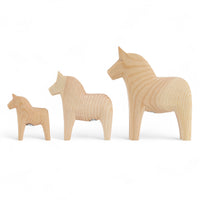 Grannas A. Olsson Hemslojd(グランナス オルソン ヘムスロイド)は、1922年にスウェーデン・ダーラナ地方ヌスナスで創業した世界最古のダラホース工房です。創業者のアンダース オルソン氏は、当初家族経営のパン屋から木工品製造へと転換し、弟らと協力してダラホースの生産を始めました。ひとつずつ選別されたスロースギ材(シルヤン湖周辺の赤松)を使い、木型の挽きから手彫り、下地塗装、さらに熟練のリップル(波模様)ペインターによるフリーハンド装飾を施します。その後、丁寧にニス仕上げされ、赤や白、青など伝統色に彩られた馬たちは、まさに「スウェーデンの象徴」として世界中の家庭や店舗に愛されています。伝統工房としての格式を受け継ぎつつも、パステルやモノトーン、限定柄などを加えることで、現代のインテリアにもマッチするデザイン性も追求しています。