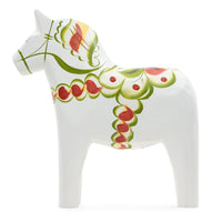 Grannas A. Olsson Hemslojd(グランナス オルソン ヘムスロイド)は、1922年にスウェーデン・ダーラナ地方ヌスナスで創業した世界最古のダラホース工房です。創業者のアンダース オルソン氏は、当初家族経営のパン屋から木工品製造へと転換し、弟らと協力してダラホースの生産を始めました。ひとつずつ選別されたスロースギ材(シルヤン湖周辺の赤松)を使い、木型の挽きから手彫り、下地塗装、さらに熟練のリップル(波模様)ペインターによるフリーハンド装飾を施します。その後、丁寧にニス仕上げされ、赤や白、青など伝統色に彩られた馬たちは、まさに「スウェーデンの象徴」として世界中の家庭や店舗に愛されています。伝統工房としての格式を受け継ぎつつも、パステルやモノトーン、限定柄などを加えることで、現代のインテリアにもマッチするデザイン性も追求しています。