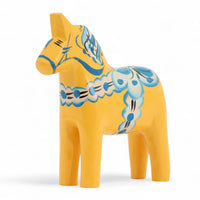 Grannas A. Olsson Hemslojd(グランナス オルソン ヘムスロイド)は、1922年にスウェーデン・ダーラナ地方ヌスナスで創業した世界最古のダラホース工房です。創業者のアンダース オルソン氏は、当初家族経営のパン屋から木工品製造へと転換し、弟らと協力してダラホースの生産を始めました。ひとつずつ選別されたスロースギ材(シルヤン湖周辺の赤松)を使い、木型の挽きから手彫り、下地塗装、さらに熟練のリップル(波模様)ペインターによるフリーハンド装飾を施します。その後、丁寧にニス仕上げされ、赤や白、青など伝統色に彩られた馬たちは、まさに「スウェーデンの象徴」として世界中の家庭や店舗に愛されています。伝統工房としての格式を受け継ぎつつも、パステルやモノトーン、限定柄などを加えることで、現代のインテリアにもマッチするデザイン性も追求しています。