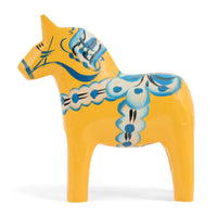 Grannas A. Olsson Hemslojd(グランナス オルソン ヘムスロイド)は、1922年にスウェーデン・ダーラナ地方ヌスナスで創業した世界最古のダラホース工房です。創業者のアンダース オルソン氏は、当初家族経営のパン屋から木工品製造へと転換し、弟らと協力してダラホースの生産を始めました。ひとつずつ選別されたスロースギ材(シルヤン湖周辺の赤松)を使い、木型の挽きから手彫り、下地塗装、さらに熟練のリップル(波模様)ペインターによるフリーハンド装飾を施します。その後、丁寧にニス仕上げされ、赤や白、青など伝統色に彩られた馬たちは、まさに「スウェーデンの象徴」として世界中の家庭や店舗に愛されています。伝統工房としての格式を受け継ぎつつも、パステルやモノトーン、限定柄などを加えることで、現代のインテリアにもマッチするデザイン性も追求しています。