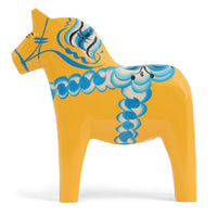 Grannas A. Olsson Hemslojd(グランナス オルソン ヘムスロイド)は、1922年にスウェーデン・ダーラナ地方ヌスナスで創業した世界最古のダラホース工房です。創業者のアンダース オルソン氏は、当初家族経営のパン屋から木工品製造へと転換し、弟らと協力してダラホースの生産を始めました。ひとつずつ選別されたスロースギ材(シルヤン湖周辺の赤松)を使い、木型の挽きから手彫り、下地塗装、さらに熟練のリップル(波模様)ペインターによるフリーハンド装飾を施します。その後、丁寧にニス仕上げされ、赤や白、青など伝統色に彩られた馬たちは、まさに「スウェーデンの象徴」として世界中の家庭や店舗に愛されています。伝統工房としての格式を受け継ぎつつも、パステルやモノトーン、限定柄などを加えることで、現代のインテリアにもマッチするデザイン性も追求しています。