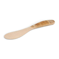 Skandinavisk Hemslojd(スカンジナビスク・ヘムスロイド)は、スウェーデンに古くから受け継がれてきた伝統工芸「ヘムスロイド」の思想を礎に、実直なものづくりを続けるクラフトブランドです。ヘムスロイドとは、地域の自然素材を用い、暮らしの中で実際に使われる道具を職人の手で丁寧に仕立てる北欧独自の文化を指します。同ブランドはこの精神を現代に伝え、量産では得られない温もりと実用性を備えた製品を生み出しています。ジュニパーやバーチといった北欧の厳しい自然環境で育った木材を用い、素材の特性を活かしたキッチンツールや木工小物は、耐久性と心地よい手触りを兼ね備えています。スカンジナビスク・ヘムスロイドの製品は、日常使いの中でこそ価値を発揮し、使い込むほどに深まる風合いとともに、長く暮らしに寄り添うスウェーデン伝統工芸ブランドです。