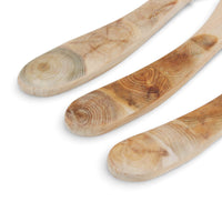 Skandinavisk Hemslojd(スカンジナビスク・ヘムスロイド)は、スウェーデンに古くから受け継がれてきた伝統工芸「ヘムスロイド」の思想を礎に、実直なものづくりを続けるクラフトブランドです。ヘムスロイドとは、地域の自然素材を用い、暮らしの中で実際に使われる道具を職人の手で丁寧に仕立てる北欧独自の文化を指します。同ブランドはこの精神を現代に伝え、量産では得られない温もりと実用性を備えた製品を生み出しています。ジュニパーやバーチといった北欧の厳しい自然環境で育った木材を用い、素材の特性を活かしたキッチンツールや木工小物は、耐久性と心地よい手触りを兼ね備えています。スカンジナビスク・ヘムスロイドの製品は、日常使いの中でこそ価値を発揮し、使い込むほどに深まる風合いとともに、長く暮らしに寄り添うスウェーデン伝統工芸ブランドです。