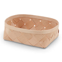 Skandinavisk Hemslojd(スカンジナビスク・ヘムスロイド)は、スウェーデンに古くから受け継がれてきた伝統工芸「ヘムスロイド」の思想を礎に、実直なものづくりを続けるクラフトブランドです。ヘムスロイドとは、地域の自然素材を用い、暮らしの中で実際に使われる道具を職人の手で丁寧に仕立てる北欧独自の文化を指します。同ブランドはこの精神を現代に伝え、量産では得られない温もりと実用性を備えた製品を生み出しています。ジュニパーやバーチといった北欧の厳しい自然環境で育った木材を用い、素材の特性を活かしたキッチンツールや木工小物は、耐久性と心地よい手触りを兼ね備えています。スカンジナビスク・ヘムスロイドの製品は、日常使いの中でこそ価値を発揮し、使い込むほどに深まる風合いとともに、長く暮らしに寄り添うスウェーデン伝統工芸ブランドです。