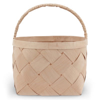 Skandinavisk Hemslojd(スカンジナビスク・ヘムスロイド)は、スウェーデンに古くから受け継がれてきた伝統工芸「ヘムスロイド」の思想を礎に、実直なものづくりを続けるクラフトブランドです。ヘムスロイドとは、地域の自然素材を用い、暮らしの中で実際に使われる道具を職人の手で丁寧に仕立てる北欧独自の文化を指します。同ブランドはこの精神を現代に伝え、量産では得られない温もりと実用性を備えた製品を生み出しています。ジュニパーやバーチといった北欧の厳しい自然環境で育った木材を用い、素材の特性を活かしたキッチンツールや木工小物は、耐久性と心地よい手触りを兼ね備えています。スカンジナビスク・ヘムスロイドの製品は、日常使いの中でこそ価値を発揮し、使い込むほどに深まる風合いとともに、長く暮らしに寄り添うスウェーデン伝統工芸ブランドです。