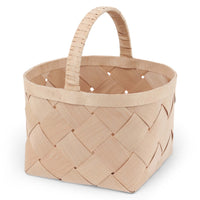 Skandinavisk Hemslojd(スカンジナビスク・ヘムスロイド)は、スウェーデンに古くから受け継がれてきた伝統工芸「ヘムスロイド」の思想を礎に、実直なものづくりを続けるクラフトブランドです。ヘムスロイドとは、地域の自然素材を用い、暮らしの中で実際に使われる道具を職人の手で丁寧に仕立てる北欧独自の文化を指します。同ブランドはこの精神を現代に伝え、量産では得られない温もりと実用性を備えた製品を生み出しています。ジュニパーやバーチといった北欧の厳しい自然環境で育った木材を用い、素材の特性を活かしたキッチンツールや木工小物は、耐久性と心地よい手触りを兼ね備えています。スカンジナビスク・ヘムスロイドの製品は、日常使いの中でこそ価値を発揮し、使い込むほどに深まる風合いとともに、長く暮らしに寄り添うスウェーデン伝統工芸ブランドです。