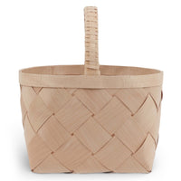 Skandinavisk Hemslojd(スカンジナビスク・ヘムスロイド)は、スウェーデンに古くから受け継がれてきた伝統工芸「ヘムスロイド」の思想を礎に、実直なものづくりを続けるクラフトブランドです。ヘムスロイドとは、地域の自然素材を用い、暮らしの中で実際に使われる道具を職人の手で丁寧に仕立てる北欧独自の文化を指します。同ブランドはこの精神を現代に伝え、量産では得られない温もりと実用性を備えた製品を生み出しています。ジュニパーやバーチといった北欧の厳しい自然環境で育った木材を用い、素材の特性を活かしたキッチンツールや木工小物は、耐久性と心地よい手触りを兼ね備えています。スカンジナビスク・ヘムスロイドの製品は、日常使いの中でこそ価値を発揮し、使い込むほどに深まる風合いとともに、長く暮らしに寄り添うスウェーデン伝統工芸ブランドです。