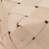 Skandinavisk Hemslojd(スカンジナビスク・ヘムスロイド)は、スウェーデンに古くから受け継がれてきた伝統工芸「ヘムスロイド」の思想を礎に、実直なものづくりを続けるクラフトブランドです。ヘムスロイドとは、地域の自然素材を用い、暮らしの中で実際に使われる道具を職人の手で丁寧に仕立てる北欧独自の文化を指します。同ブランドはこの精神を現代に伝え、量産では得られない温もりと実用性を備えた製品を生み出しています。ジュニパーやバーチといった北欧の厳しい自然環境で育った木材を用い、素材の特性を活かしたキッチンツールや木工小物は、耐久性と心地よい手触りを兼ね備えています。スカンジナビスク・ヘムスロイドの製品は、日常使いの中でこそ価値を発揮し、使い込むほどに深まる風合いとともに、長く暮らしに寄り添うスウェーデン伝統工芸ブランドです。