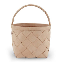 Skandinavisk Hemslojd(スカンジナビスク・ヘムスロイド)は、スウェーデンに古くから受け継がれてきた伝統工芸「ヘムスロイド」の思想を礎に、実直なものづくりを続けるクラフトブランドです。ヘムスロイドとは、地域の自然素材を用い、暮らしの中で実際に使われる道具を職人の手で丁寧に仕立てる北欧独自の文化を指します。同ブランドはこの精神を現代に伝え、量産では得られない温もりと実用性を備えた製品を生み出しています。ジュニパーやバーチといった北欧の厳しい自然環境で育った木材を用い、素材の特性を活かしたキッチンツールや木工小物は、耐久性と心地よい手触りを兼ね備えています。スカンジナビスク・ヘムスロイドの製品は、日常使いの中でこそ価値を発揮し、使い込むほどに深まる風合いとともに、長く暮らしに寄り添うスウェーデン伝統工芸ブランドです。