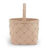 Skandinavisk Hemslojd(スカンジナビスク・ヘムスロイド)は、スウェーデンに古くから受け継がれてきた伝統工芸「ヘムスロイド」の思想を礎に、実直なものづくりを続けるクラフトブランドです。ヘムスロイドとは、地域の自然素材を用い、暮らしの中で実際に使われる道具を職人の手で丁寧に仕立てる北欧独自の文化を指します。同ブランドはこの精神を現代に伝え、量産では得られない温もりと実用性を備えた製品を生み出しています。ジュニパーやバーチといった北欧の厳しい自然環境で育った木材を用い、素材の特性を活かしたキッチンツールや木工小物は、耐久性と心地よい手触りを兼ね備えています。スカンジナビスク・ヘムスロイドの製品は、日常使いの中でこそ価値を発揮し、使い込むほどに深まる風合いとともに、長く暮らしに寄り添うスウェーデン伝統工芸ブランドです。