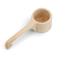 Skandinavisk Hemslojd(スカンジナビスク・ヘムスロイド)は、スウェーデンに古くから受け継がれてきた伝統工芸「ヘムスロイド」の思想を礎に、実直なものづくりを続けるクラフトブランドです。ヘムスロイドとは、地域の自然素材を用い、暮らしの中で実際に使われる道具を職人の手で丁寧に仕立てる北欧独自の文化を指します。同ブランドはこの精神を現代に伝え、量産では得られない温もりと実用性を備えた製品を生み出しています。ジュニパーやバーチといった北欧の厳しい自然環境で育った木材を用い、素材の特性を活かしたキッチンツールや木工小物は、耐久性と心地よい手触りを兼ね備えています。スカンジナビスク・ヘムスロイドの製品は、日常使いの中でこそ価値を発揮し、使い込むほどに深まる風合いとともに、長く暮らしに寄り添うスウェーデン伝統工芸ブランドです。