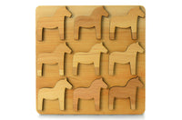 ダーラナホースの並んだ鍋敷きです。スウェーデンでは幸せを呼ぶといわれているダーラナホース。鍋敷きとしてはもちろんですが、使わない時には立てかけておいても綺麗に整列したダーラナホースが絵になりそうです。