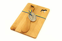 ダーラナホースデザインのバターナイフとサンドイッチプレートです。どちらもワンポイントでかわいくダーラナホース型をくり貫いています。職人が手作業で作ったバターナイフはなんとも美しい仕上がりです。おすすめのセットです。