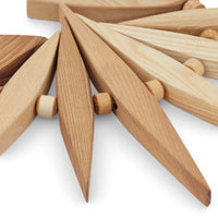 Skandinavisk Hemslojd(スカンジナビスク・ヘムスロイド)は、スウェーデンに古くから受け継がれてきた伝統工芸「ヘムスロイド」の思想を礎に、実直なものづくりを続けるクラフトブランドです。ヘムスロイドとは、地域の自然素材を用い、暮らしの中で実際に使われる道具を職人の手で丁寧に仕立てる北欧独自の文化を指します。同ブランドはこの精神を現代に伝え、量産では得られない温もりと実用性を備えた製品を生み出しています。ジュニパーやバーチといった北欧の厳しい自然環境で育った木材を用い、素材の特性を活かしたキッチンツールや木工小物は、耐久性と心地よい手触りを兼ね備えています。スカンジナビスク・ヘムスロイドの製品は、日常使いの中でこそ価値を発揮し、使い込むほどに深まる風合いとともに、長く暮らしに寄り添うスウェーデン伝統工芸ブランドです。