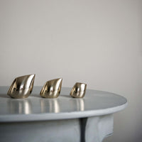 アヴェスはオランダ人建築家のコー・デールによって創られました。彼は鳥をモチーフにその本質を描き出す事に情熱を傾け、納得のいくフォルムに到達するまで生涯を通してシンプルなラインで表現する事に努めました。永遠に変わる事のない本質を形にする事で、時の移ろいに流されないデザインが生まれたのです。アヴェスには3つのサイズがあり、それぞれに異なる表情を持っています。それはごく普通に見える物事にも何かしら特別なものがあるという彼の主張を際立たせているように思われます。