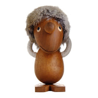 ハンス・ブリングが手掛けた「オプティミスト」と「ペシミスト」は、私たちの中にある二面性、陽と陰、喜びと憂いを象徴する存在です。精巧なデザインにより、ふたりは表情と仕草だけでその違いを伝えています。背中合わせに並べると、その姿勢のコントラストがより鮮明になり、人生のバランスや現実を優しく物語ってくれます。最高級のチーク材を用い、手作業で仕上げられた本体に、柔らかい髪と、遊び心のあるメープルとウェンジ材の目がアクセントに。ロープの腕は自由に動かすことができ、頭部も回転させたり取り外したりしてさまざまなポーズを楽しめます。