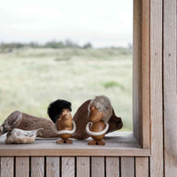 ハンス・ブリングが手掛けた「オプティミスト」と「ペシミスト」は、私たちの中にある二面性、陽と陰、喜びと憂いを象徴する存在です。精巧なデザインにより、ふたりは表情と仕草だけでその違いを伝えています。背中合わせに並べると、その姿勢のコントラストがより鮮明になり、人生のバランスや現実を優しく物語ってくれます。最高級のチーク材を用い、手作業で仕上げられた本体に、柔らかい髪と、遊び心のあるメープルとウェンジ材の目がアクセントに。ロープの腕は自由に動かすことができ、頭部も回転させたり取り外したりしてさまざまなポーズを楽しめます。