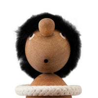 ハンス・ブリングが手掛けた「オプティミスト」と「ペシミスト」は、私たちの中にある二面性、陽と陰、喜びと憂いを象徴する存在です。精巧なデザインにより、ふたりは表情と仕草だけでその違いを伝えています。背中合わせに並べると、その姿勢のコントラストがより鮮明になり、人生のバランスや現実を優しく物語ってくれます。最高級のチーク材を用い、手作業で仕上げられた本体に、柔らかい髪と、遊び心のあるメープルとウェンジ材の目がアクセントに。ロープの腕は自由に動かすことができ、頭部も回転させたり取り外したりしてさまざまなポーズを楽しめます。