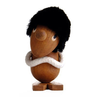 ハンス・ブリングが手掛けた「オプティミスト」と「ペシミスト」は、私たちの中にある二面性、陽と陰、喜びと憂いを象徴する存在です。精巧なデザインにより、ふたりは表情と仕草だけでその違いを伝えています。背中合わせに並べると、その姿勢のコントラストがより鮮明になり、人生のバランスや現実を優しく物語ってくれます。最高級のチーク材を用い、手作業で仕上げられた本体に、柔らかい髪と、遊び心のあるメープルとウェンジ材の目がアクセントに。ロープの腕は自由に動かすことができ、頭部も回転させたり取り外したりしてさまざまなポーズを楽しめます。