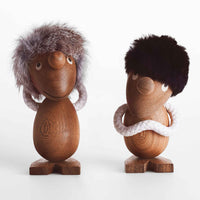 ハンス・ブリングが手掛けた「オプティミスト」と「ペシミスト」は、私たちの中にある二面性、陽と陰、喜びと憂いを象徴する存在です。精巧なデザインにより、ふたりは表情と仕草だけでその違いを伝えています。背中合わせに並べると、その姿勢のコントラストがより鮮明になり、人生のバランスや現実を優しく物語ってくれます。最高級のチーク材を用い、手作業で仕上げられた本体に、柔らかい髪と、遊び心のあるメープルとウェンジ材の目がアクセントに。ロープの腕は自由に動かすことができ、頭部も回転させたり取り外したりしてさまざまなポーズを楽しめます。