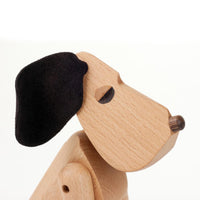 ハンス・ブリングの作品は喜びの表現とディテールに敏感なセンスが特徴ですが、オスカーも例外ではありません。この小さな犬はまさに遊びと創造性のシンボルです。オスカーの体はいくつかの部分に分かれていて、いろいろ犬らしい動きを表現します。「お座り」「お手」「伏せ」もできますし、あまり構ってやらないと隅っこでションボリと不満を表現することもできます。だからといってオスカーはごく当たり前の犬ではありません。いくつかのテクニカルな詳細がその体に隠されているので、ムードや感情を高度に表現することもできます。体各所の角度、曲線、縁など芸術家ならずではの精密さと長けた技巧を駆使して、長い年月をかけて考え抜かれたもので、結果はこよなくシンプルで、しかもハーモニーにあふれたデザインとなりました。