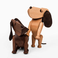 “ボビー”の体はいくつかの部分に分かれていて、いろいろ犬らしい動きを表現します。「お座り」「お手」「伏せ」もできますし、あまり構ってやらないと隅っこでションボリと不満を表現することもできます。だからといって“ボビー”はごく当たり前の犬ではありません。いくつかのテクニカルな詳細がその体に隠されているので、ムードや感情を高度に表現することもできます。体各所の角度、曲線、縁など芸術家ならずではの精密さと長けた技巧を駆使して、長い年月をかけて考え抜かれたもので、結果はこよなくシンプルで、しかもハーモニーにあふれたデザインとなりました。