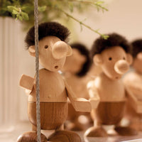 Stritは、最も暗い日を明るくするのに役立つ、自己非難の典型的なデンマークの美徳を体現しています。 時には、私たちはすべてが重要であり、私たちが自分たちを信じるように全面的に取り組んでいるわけではないことを思い出さなければなりません。 移動可能なボディでArchitectMade Stritは、驚きから懸念まで、そしてその間のすべてのポーズを取ることができます。